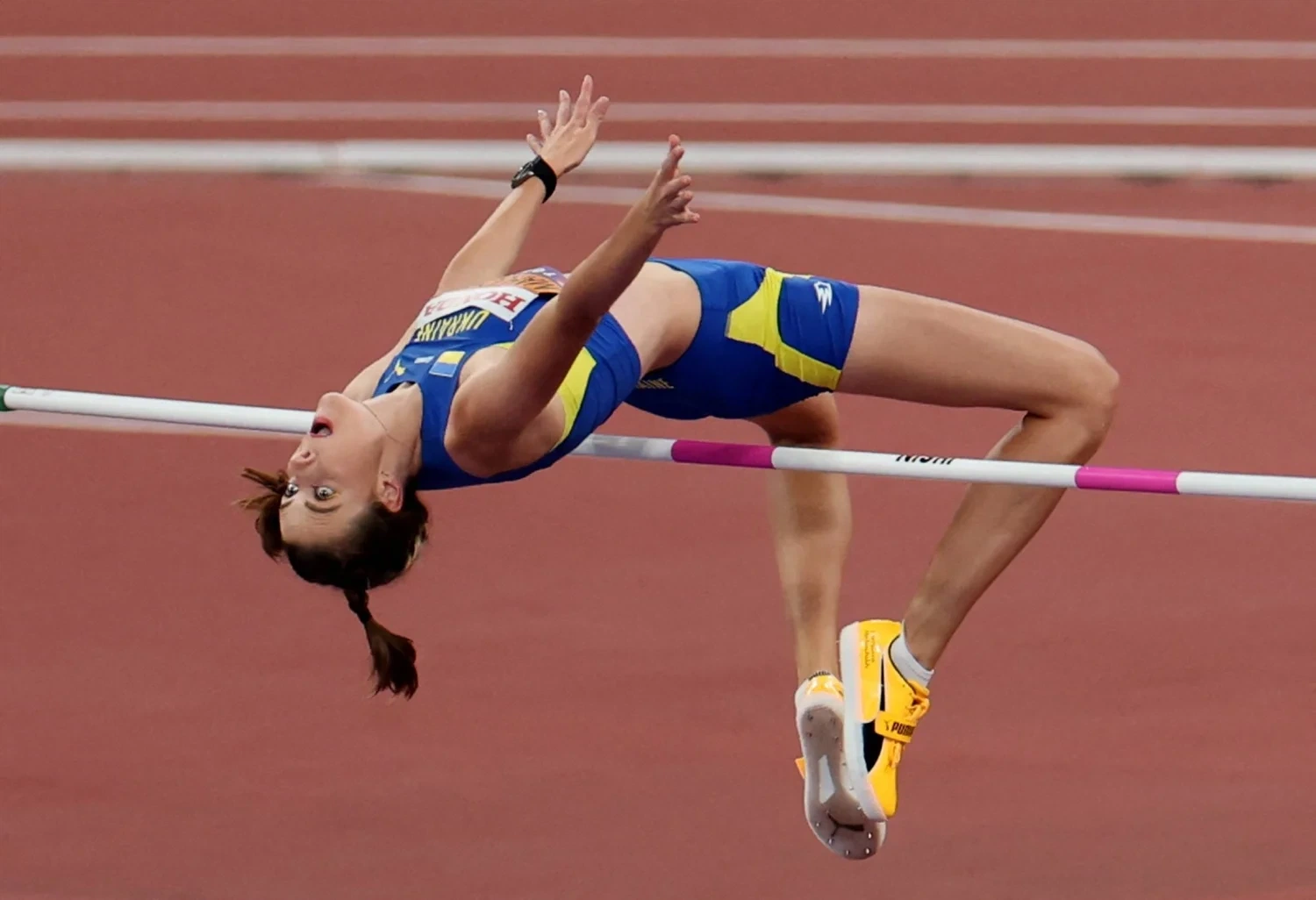 田径运动员在国际大赛中奋力拼搏